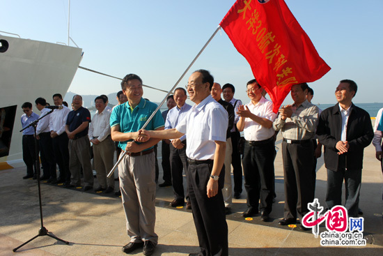 '大洋一號(hào)'起航國(guó)家海洋局副局長(zhǎng)王飛授旗(攝影 中國(guó)網(wǎng)/孫潔)